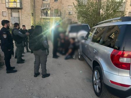 الشرطة : إحباط اختطاف قاصر في بيت حنينا بالقدس واعتقال مشتبهين